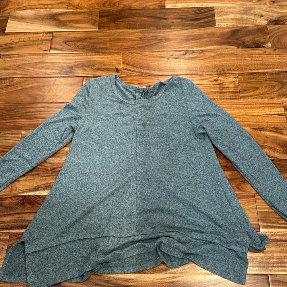 Coin 1804 greenish long sleeve tunic. The back has buttons. size large